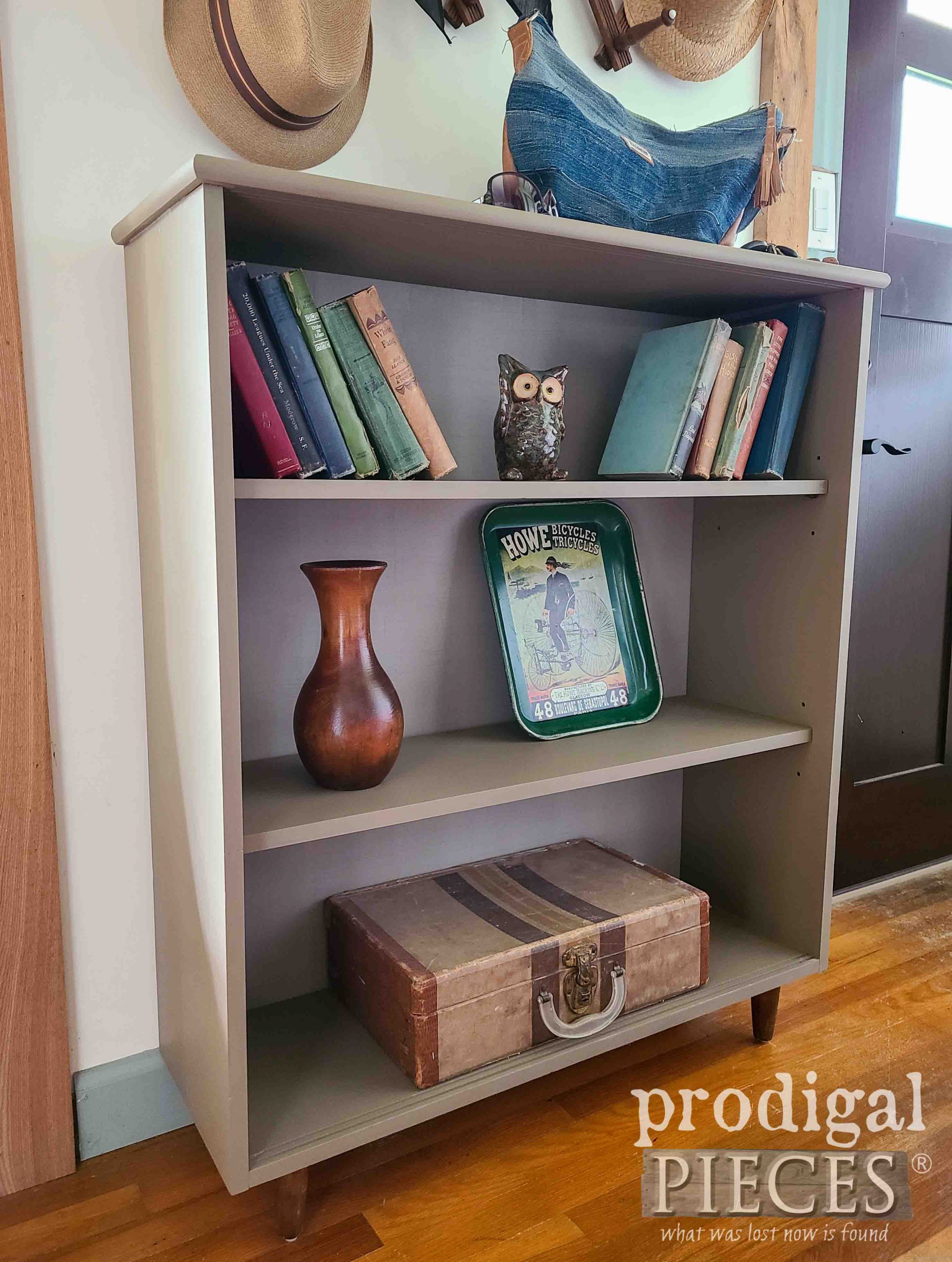 Vintage Mid Century Modern Bookcase Makeover by Larissa of Prodigal Pieces | prodigalpieces.com #prodigalpieces #vintage #furniture #homedecor