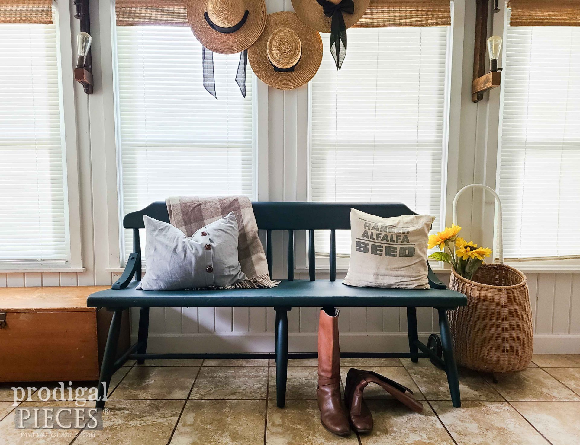 Farmhouse Entry Styling with Found Items by Larissa of Prodigal Pieces | prodigalpieces.com #prodigalpieces #farmhouse #entry #vintage