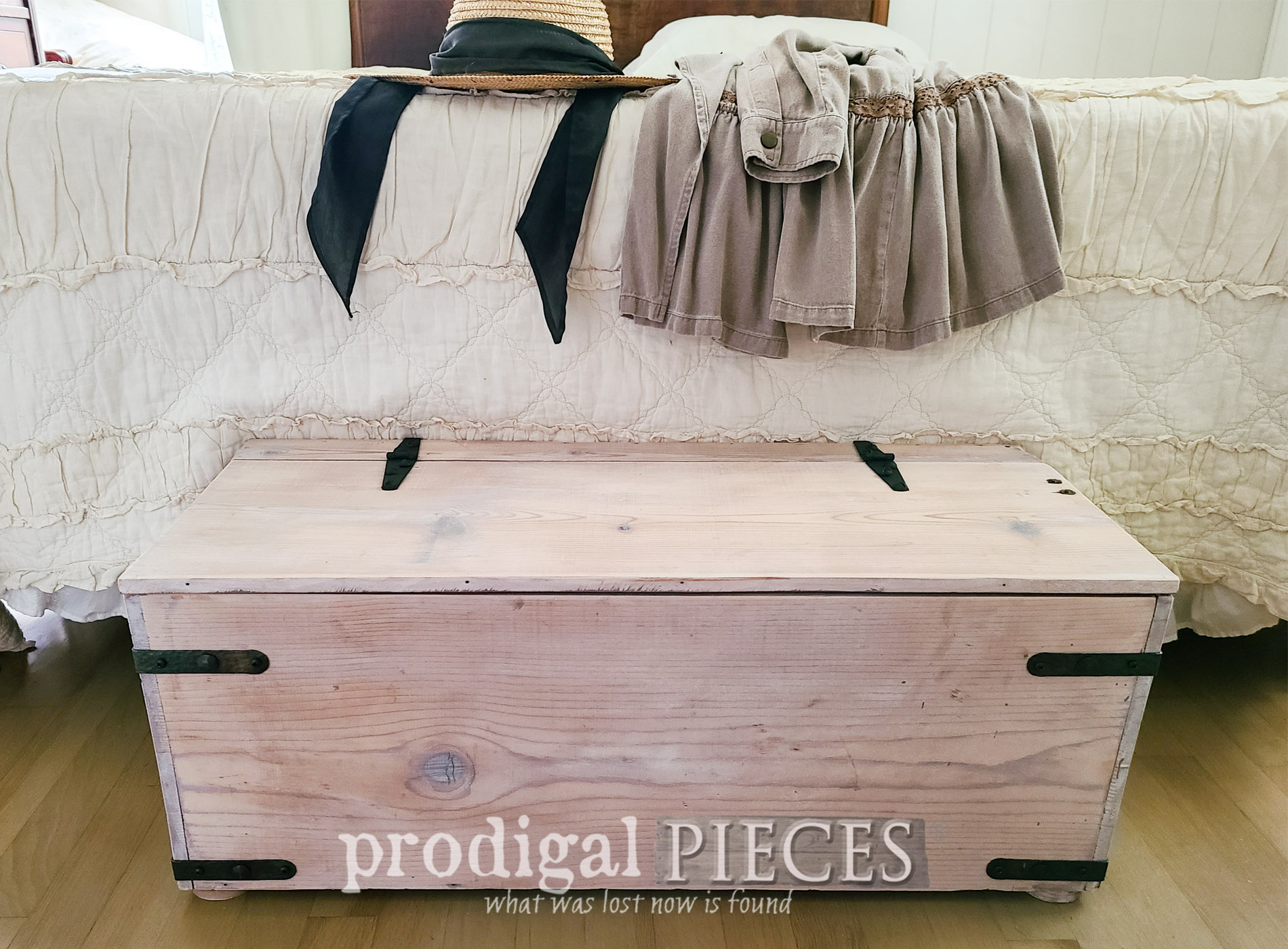 Featured Farmhouse Wooden Trunk by Larissa of Prodigal Pieces | prodigalpieces.com #prodigalpieces #farmhouse #diy #storage