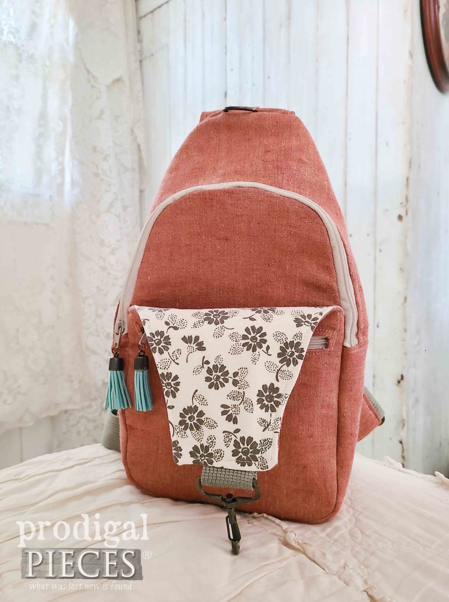 Front Pocket Sling Bag | prodigalpieces.com #prodigalpieces #sewingpattern #diy #upcycled