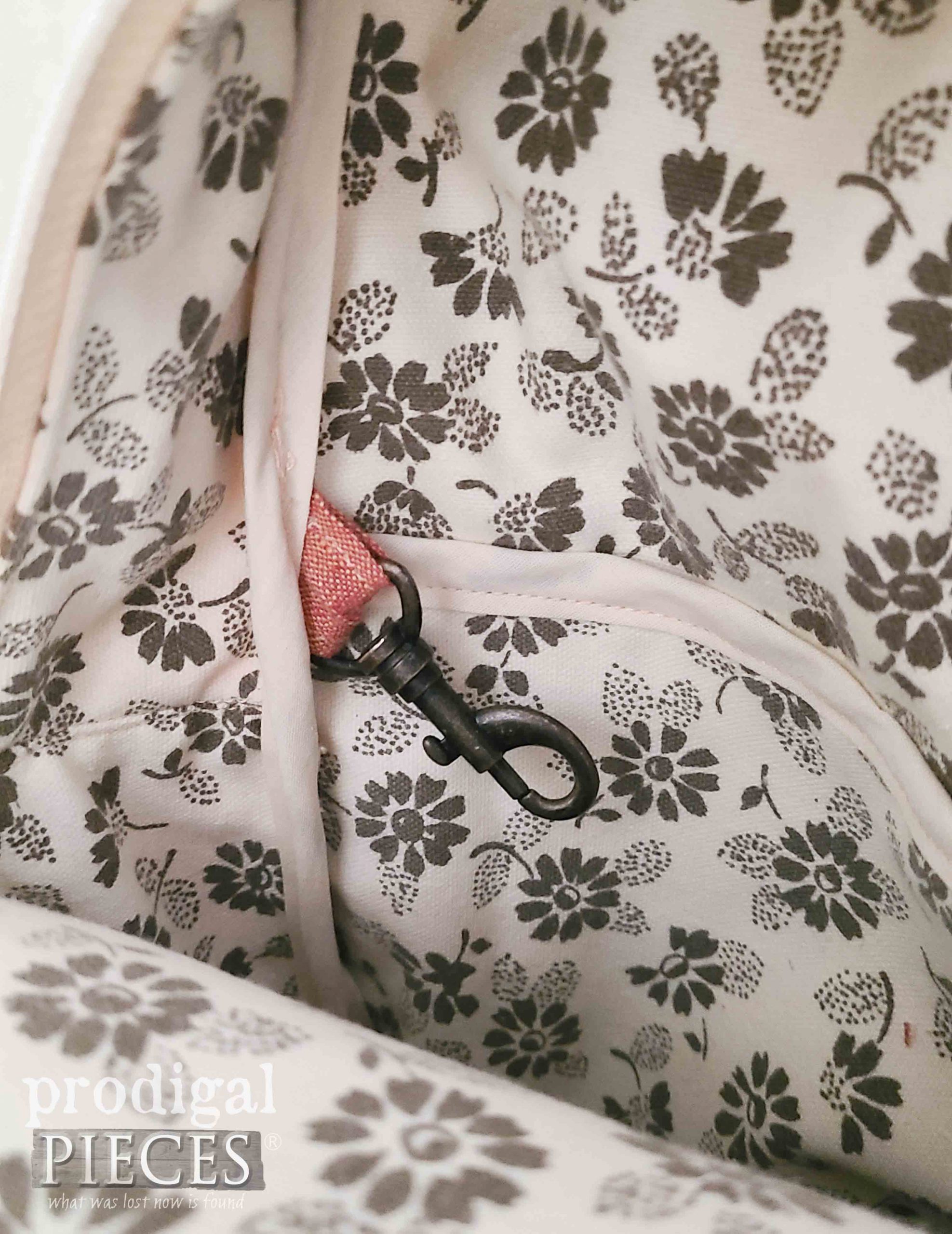 Keychain Hook in Linen Sling Bag by Larissa of Prodigal Pieces | prodigalpieces.com #prodigalpieces #fashion #diy #style