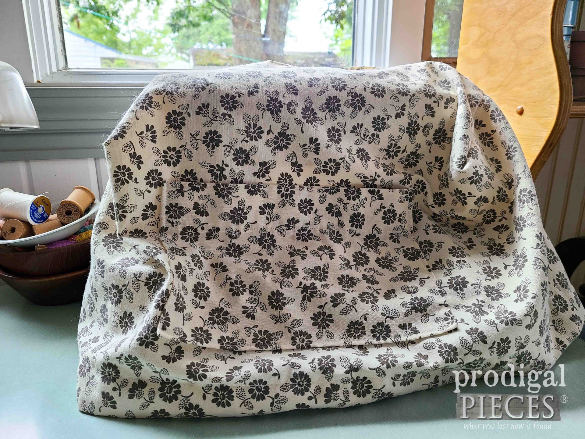 Refashioned Sewing Machine Cover from a Vintage Curtain | prodigalpieces.com #prodigalpieces