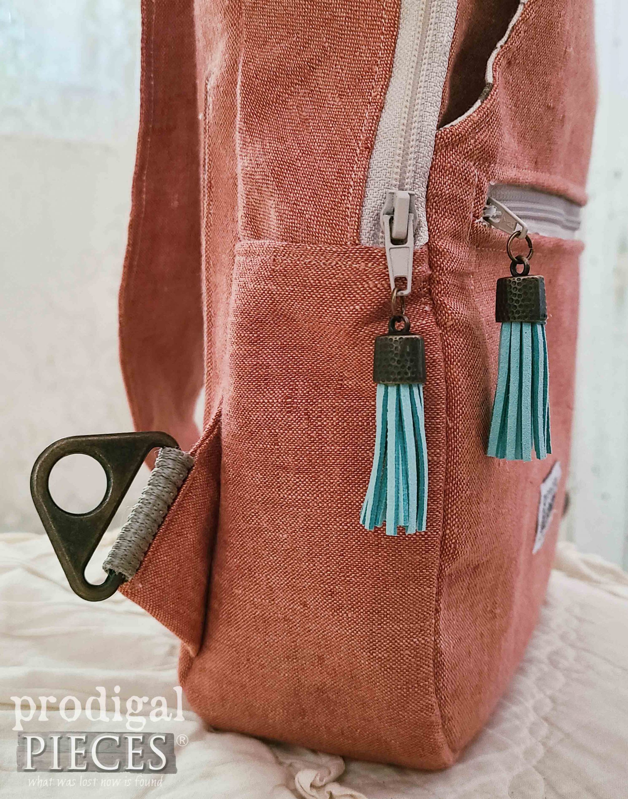 DIY Crossbody Bag Features by Prodigal Pieces | prodigalpieces.com #prodigalpieces #sewing #upcycled #refashioned