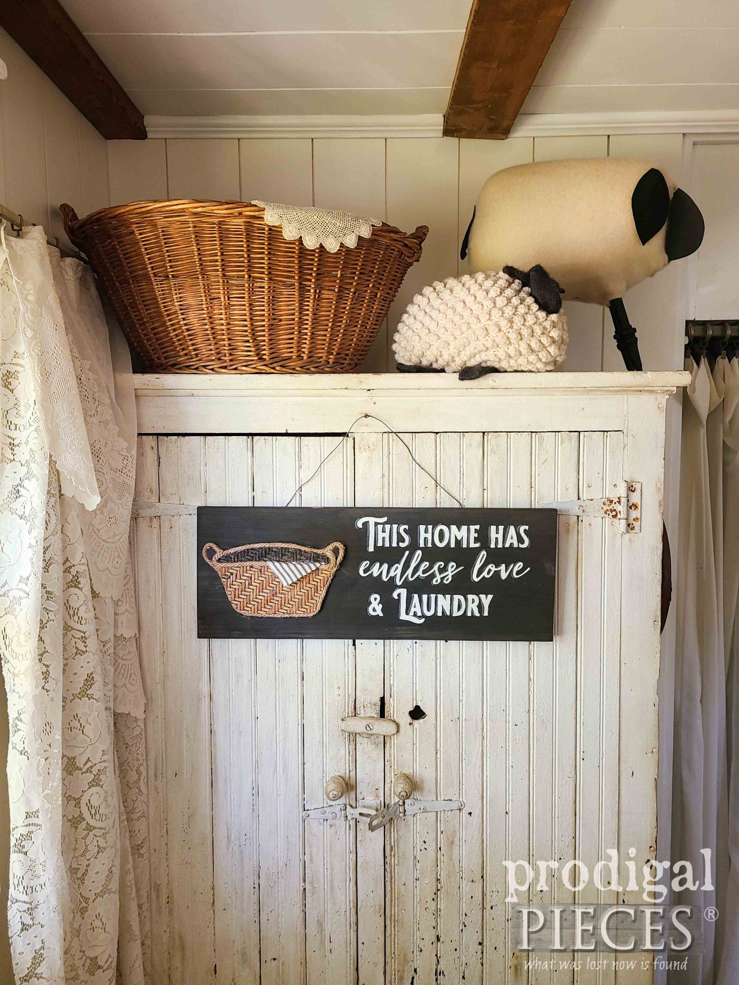 DIY Farmhouse Laundry Sign by Larissa of Prodigal Pieces | prodigalpieces.com #prodigalpieces #farmhouse #diy #art