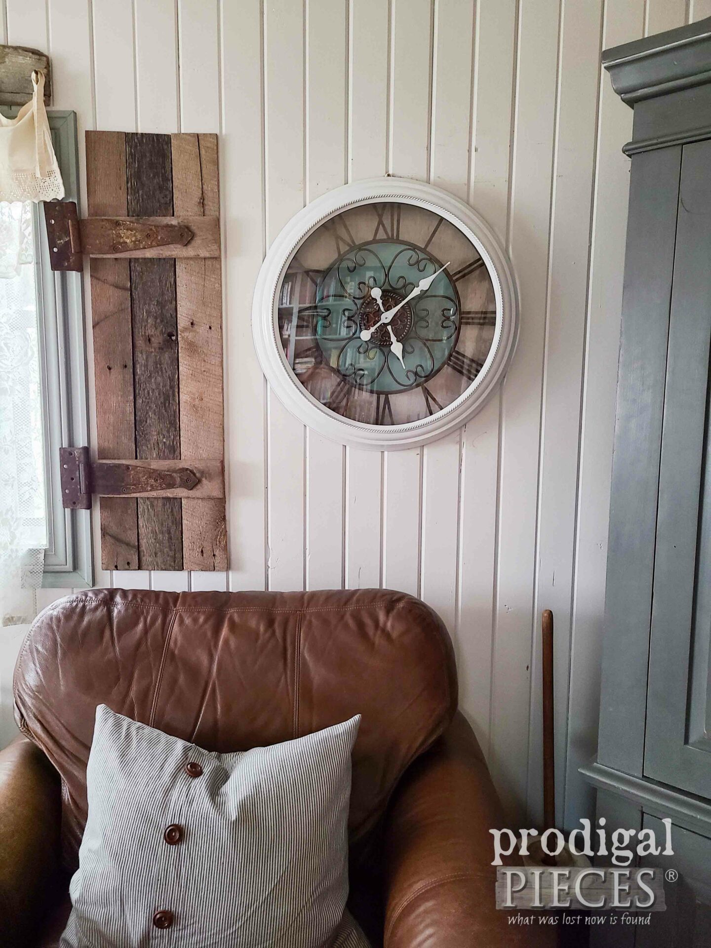 Thrift Store Wall Clock Updated to Farmhouse Style by Larissa of Prodigal Pieces | prodigalpieces.com #prodigalpieces #diy #budgetdecor #farmhouse