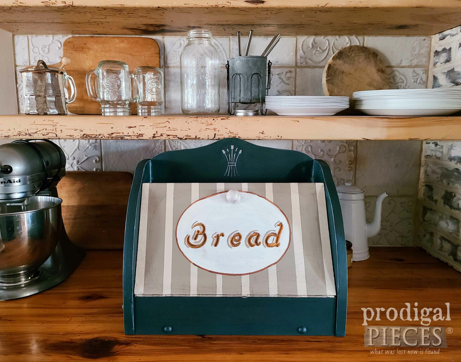 Farmhouse Vintage Bread Box by Larissa of Prodigal Pieces | prodigalpieces.com #prodigalpieces #farmhouse #kitchen #budgetdecor