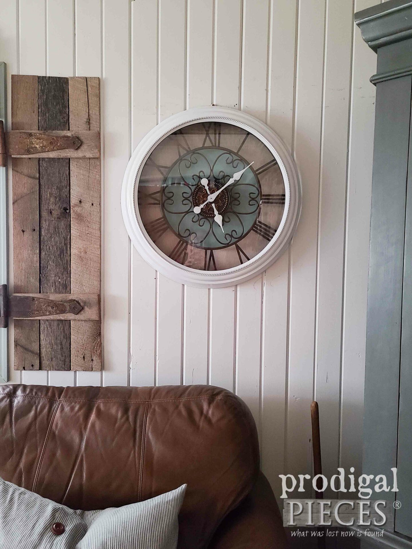 Rustic Style Wall Clock Update by Larissa of Prodigal Pieces | prodigalpieces.com #prodigalpieces #rustic #thrifted #homedecor