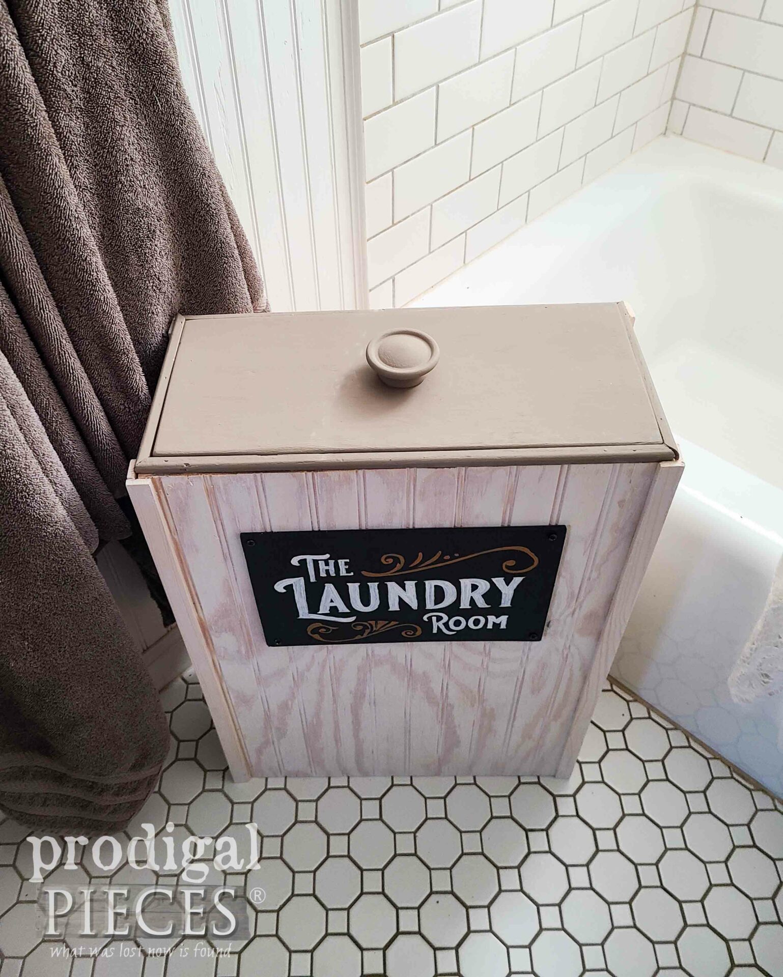 Top View Laundry Hamper by Larissa of Prodigal Pieces | prodigalpieces.com #prodigalpieces #farmhouse #diy #vintage