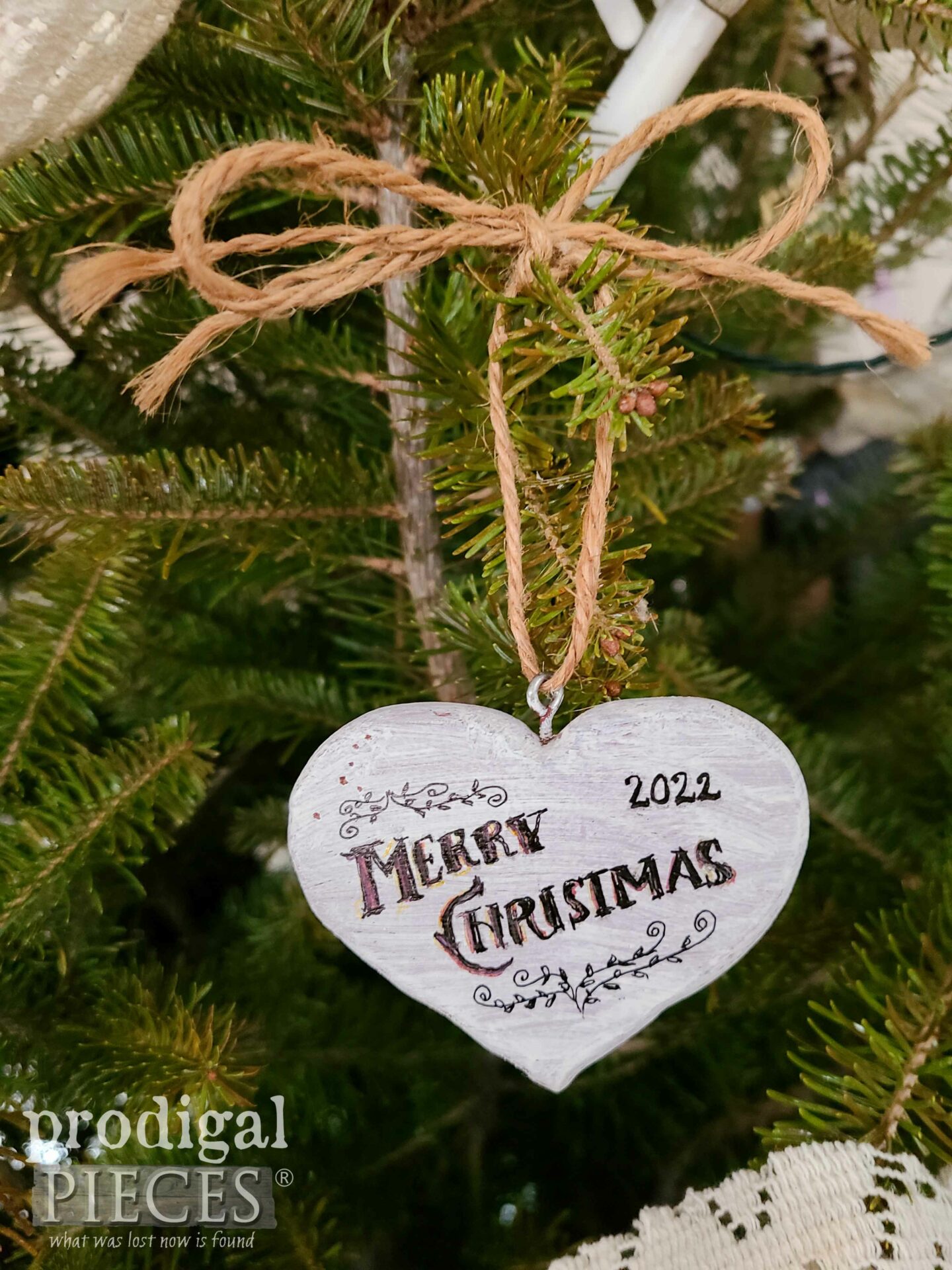 Merry Christmas Heart Ornament by Larissa of Prodigal Pieces | prodigalpieces.com #prodigalpieces #merrychristmas #handmade #2022