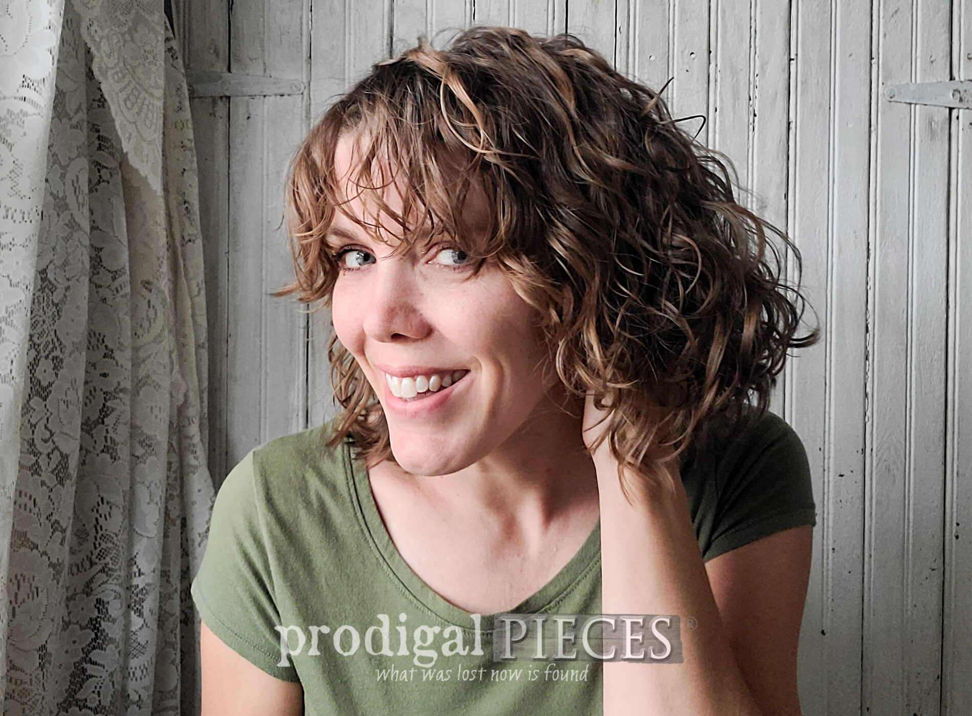 Featured DIY Layered Wavy Haircut into Bob Style by Larissa of Prodigal Pieces | prodigalpieces.com #prodigalpieces #diy #hair #style #ladies #wavy