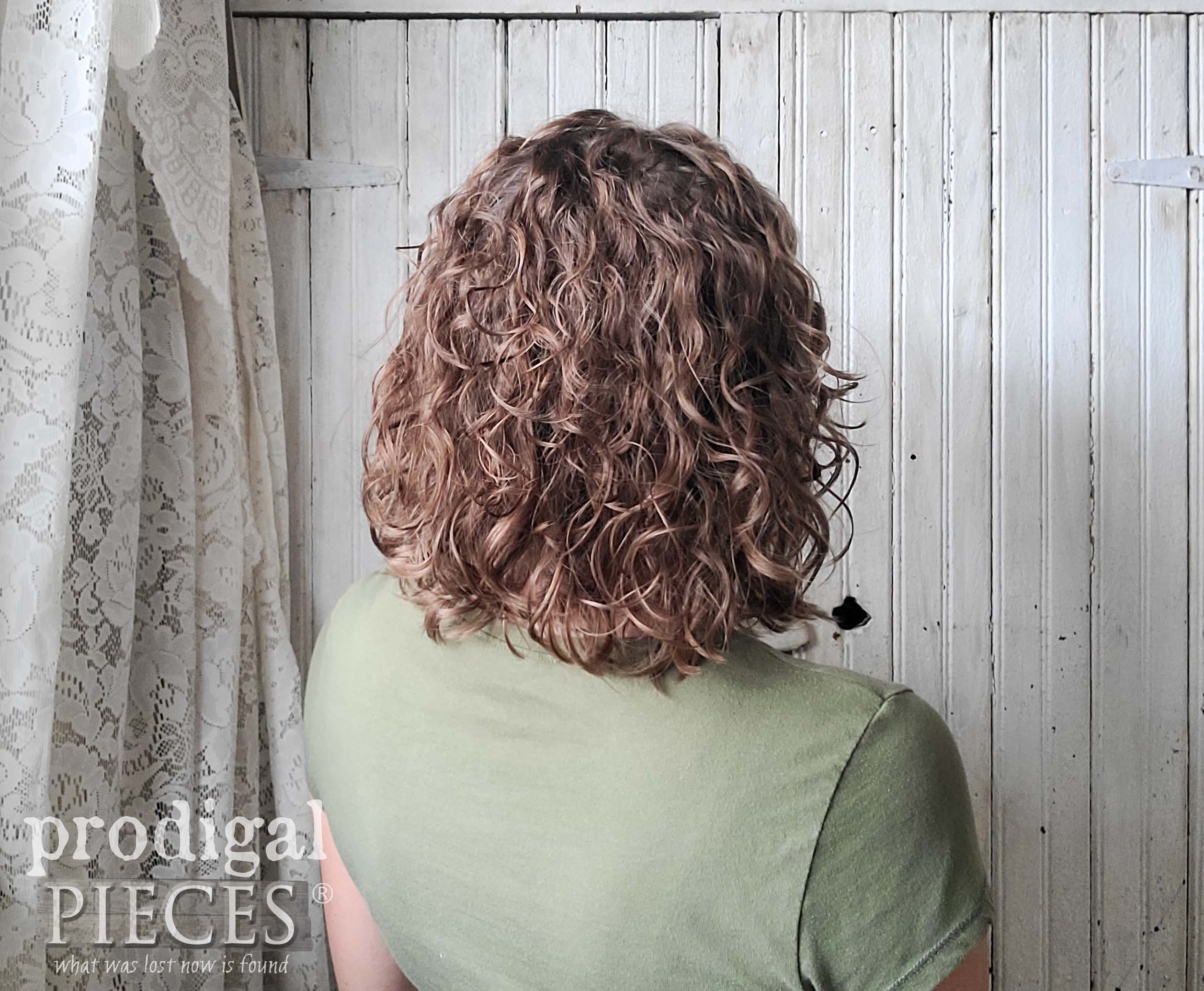 Wavy Bob Haircut with Layers by Larissa of Prodigal Pieces | prodigalpieces.com #prodigalpieces #diy #homehaircut #hair