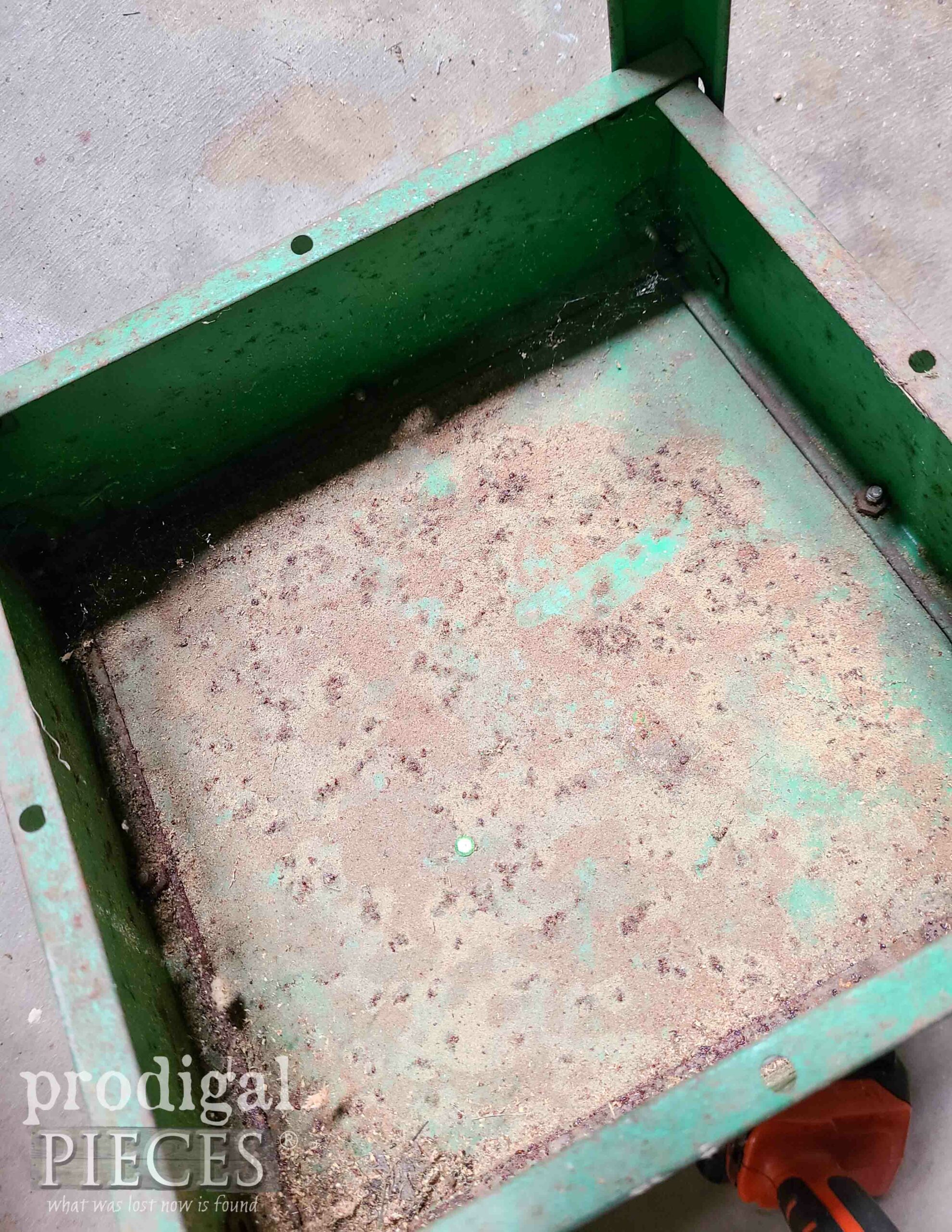 Rusted Garden Stool Storage Space | prodigalpieces.com #prodigalpieces