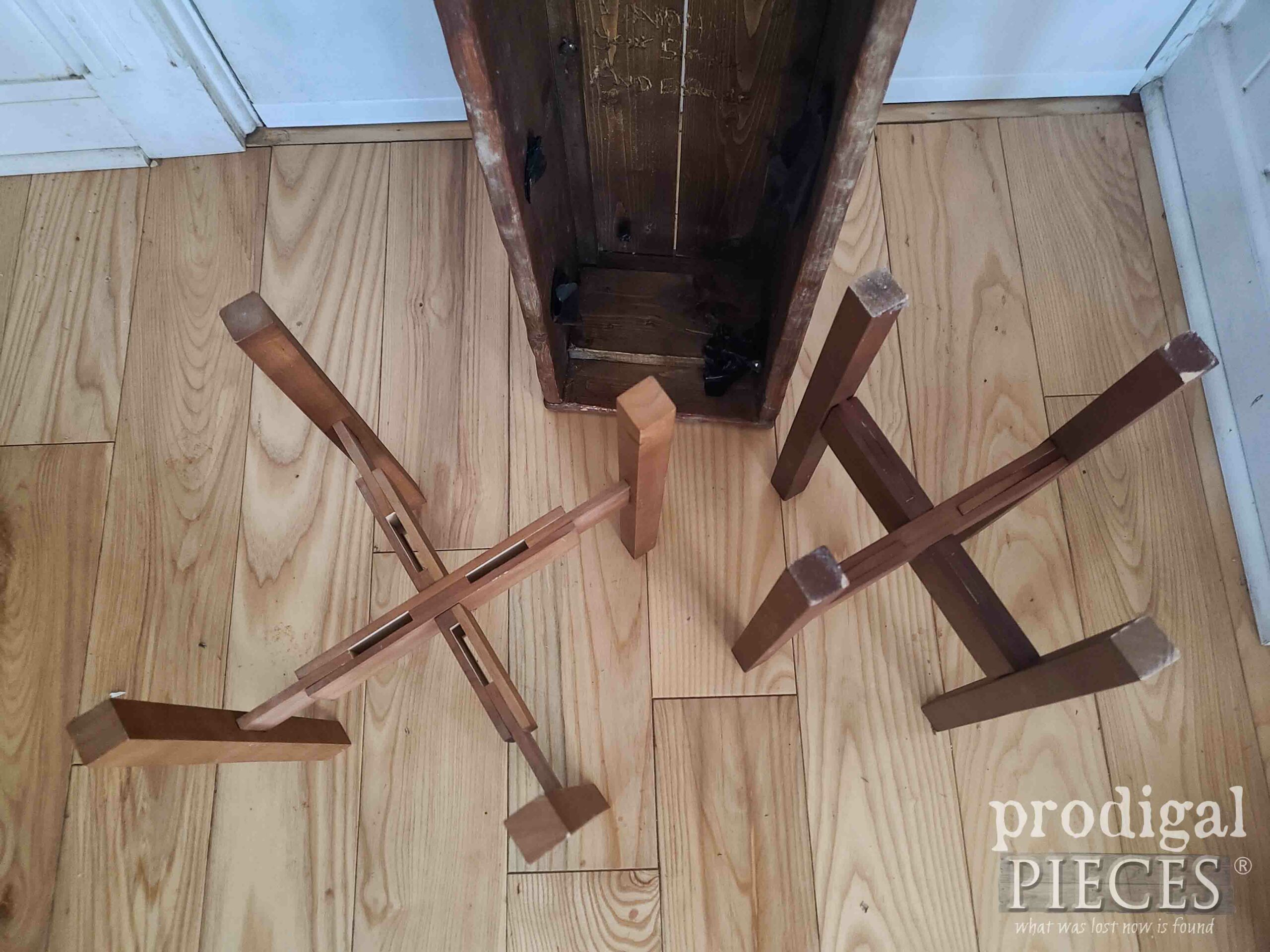 Adjustable Plant Stands from Thrift Store | prodigalpieces.com #prodigalpieces Adjustable Plant Stands from Thrift Store | prodigalpieces.com #prodigalpieces
