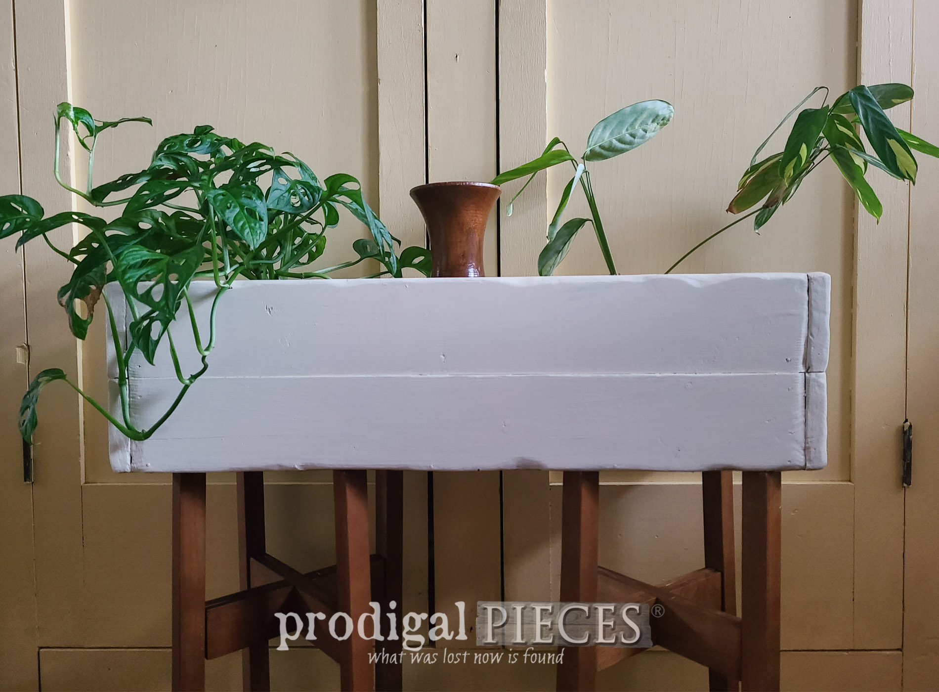 Featured Thrifted Crate Upcycled into Modern Farmhouse Decor by Larissa of Prodigal Pieces | prodigalpieces.com #prodigalpieces