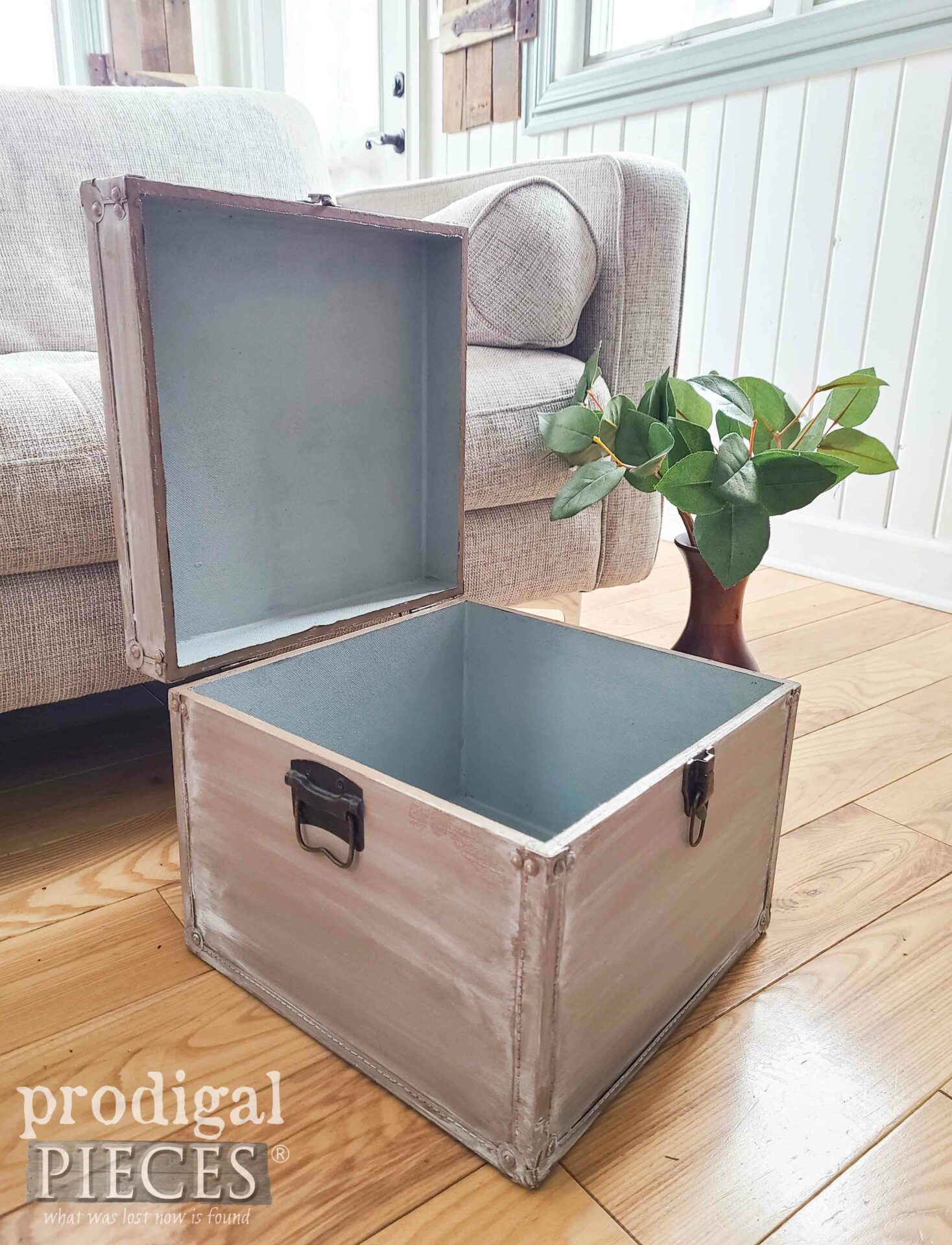 Open Thrifted Storage Box by Larissa of Prodigal Pieces | prodigalpieces.com #prodigalpieces Open Thrifted Storage Box by Larissa of Prodigal Pieces | prodigalpieces.com #prodigalpieces