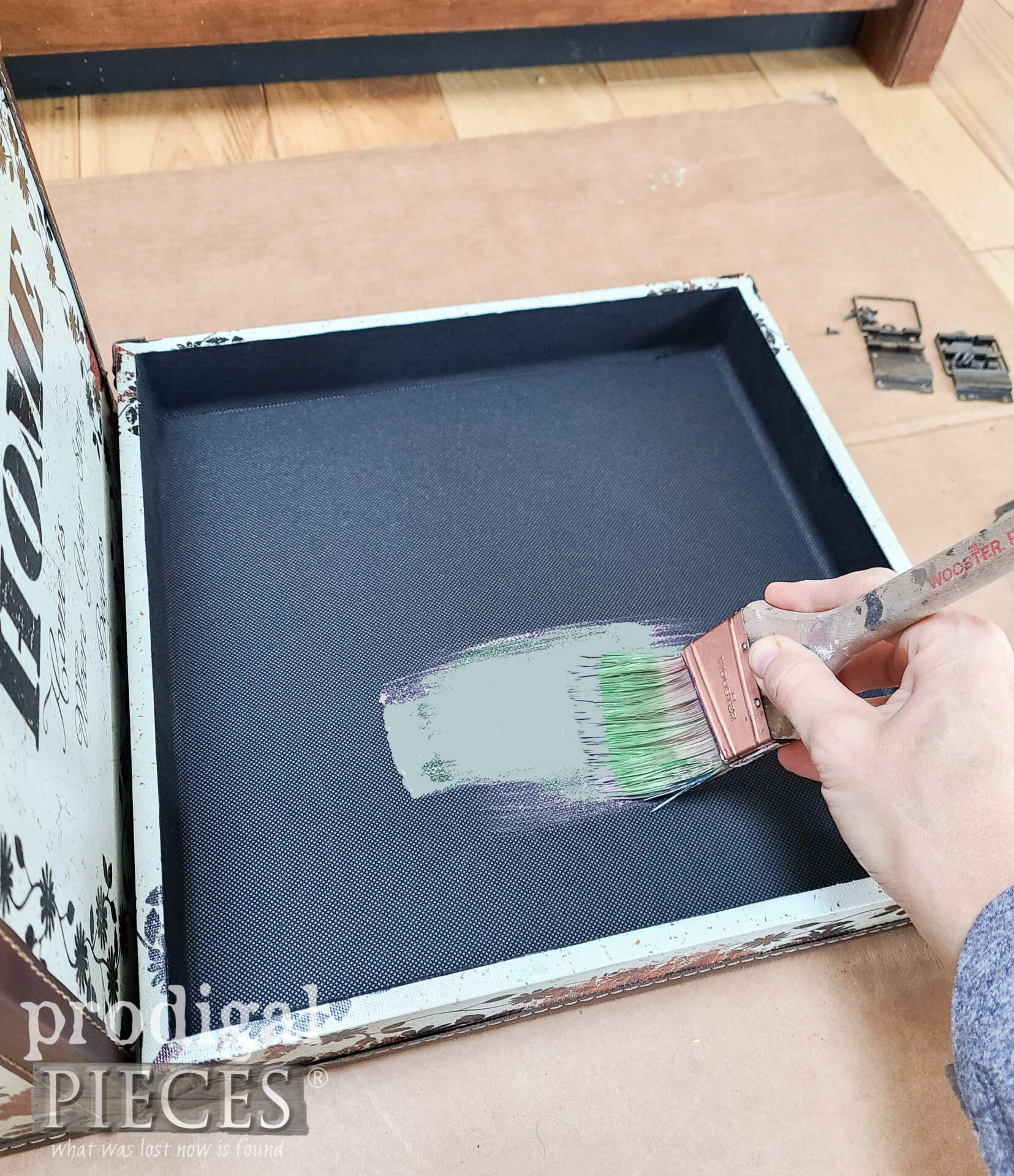 Painting Box Interior | prodigalpieces.com #prodigalpieces Painting Box Interior | prodigalpieces.com #prodigalpieces
