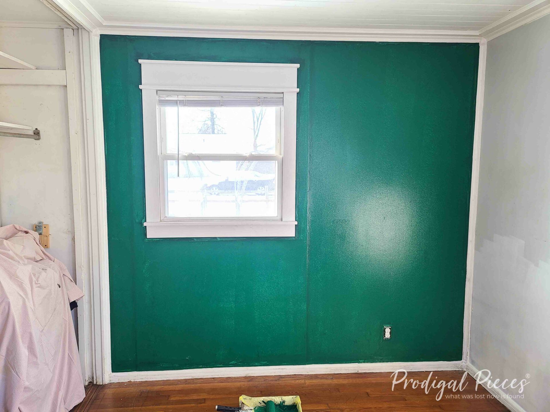 Wet Green Accent Painted Wall | prodigalpieces.com #prodigalpieces Wet Green Accent Painted Wall | prodigalpieces.com #prodigalpieces