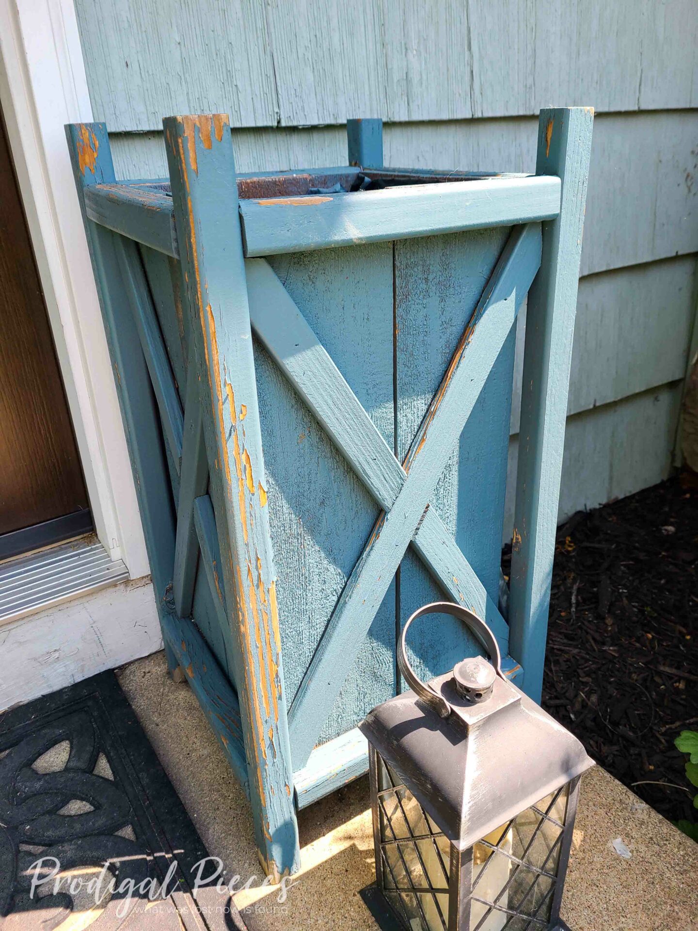 Chippy Cedar Planter Paint | #livinrealwithlarissa Chippy Cedar Planter Paint | #livinrealwithlarissa