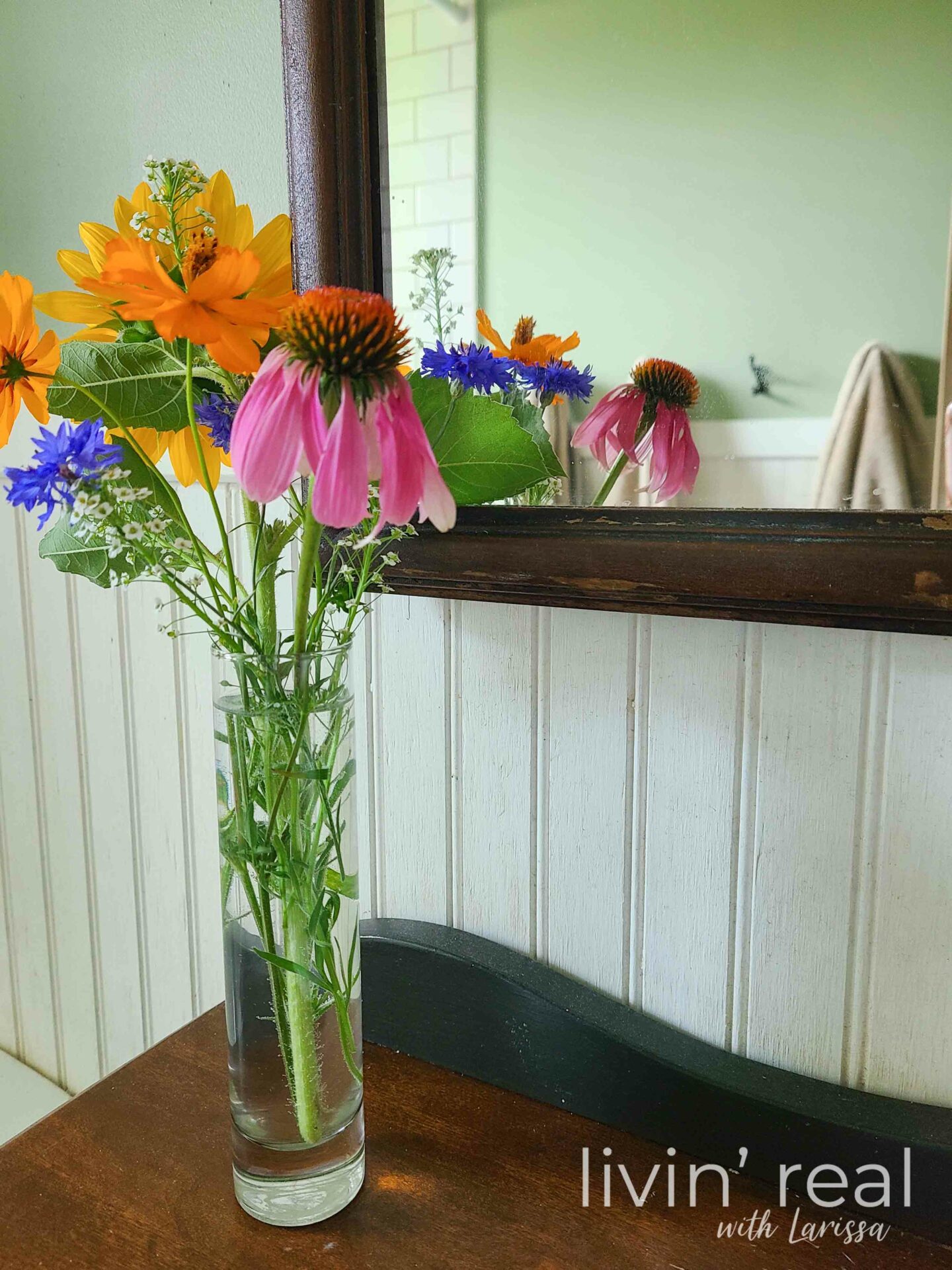 Flower Vase in Farmhouse Bathroom by Livin' Real with Larissa | livinrealwithlarissa.com #livinrealwithlarissa Flower Vase in Farmhouse Bathroom by Livin' Real with Larissa | livinrealwithlarissa.com #livinrealwithlarissa