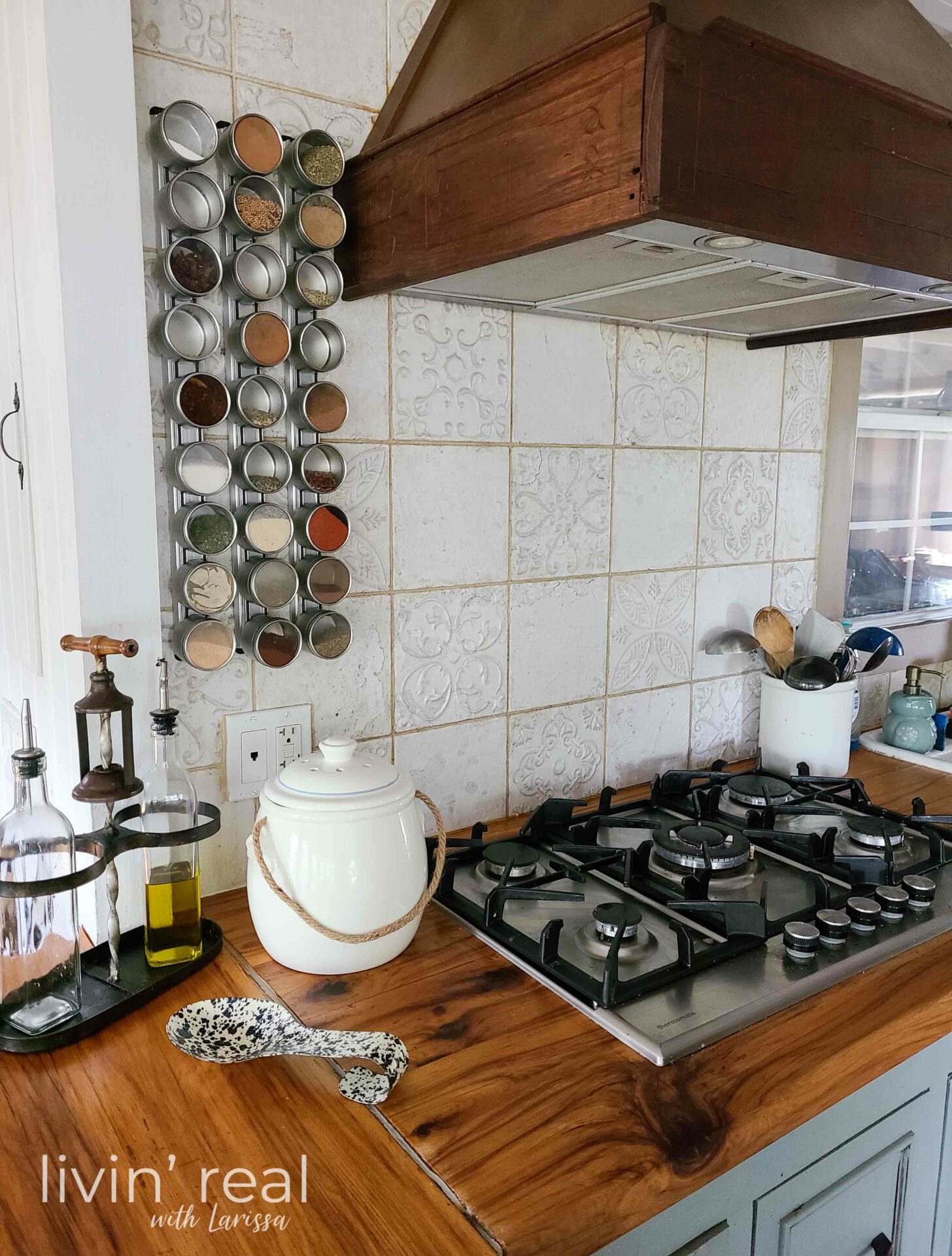 DIY Farmhouse Kitchen Decor with DIY Compost Crock by Livin' Real with Larissa | livinrealwithlarissa.com #livinrealwithlarissa DIY Farmhouse Kitchen Decor with DIY Compost Crock by Livin' Real with Larissa | livinrealwithlarissa.com #livinrealwithlarissa