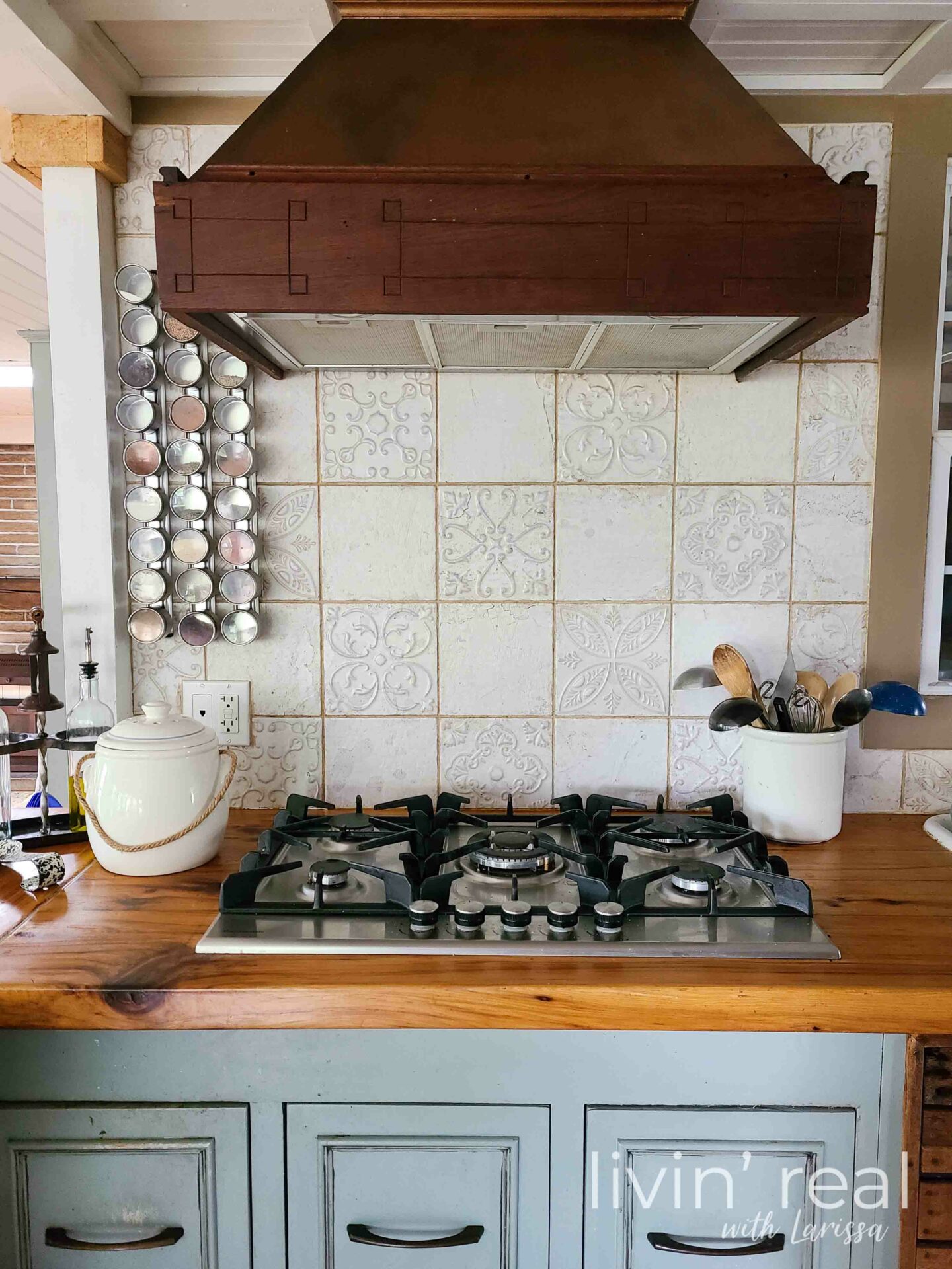 DIY Farmhouse Kitchen Decor by Livin' Real with Larissa | livinrealwithlarissa.com #livinrealwithlarissa DIY Farmhouse Kitchen Decor by Livin' Real with Larissa | livinrealwithlarissa.com #livinrealwithlarissa