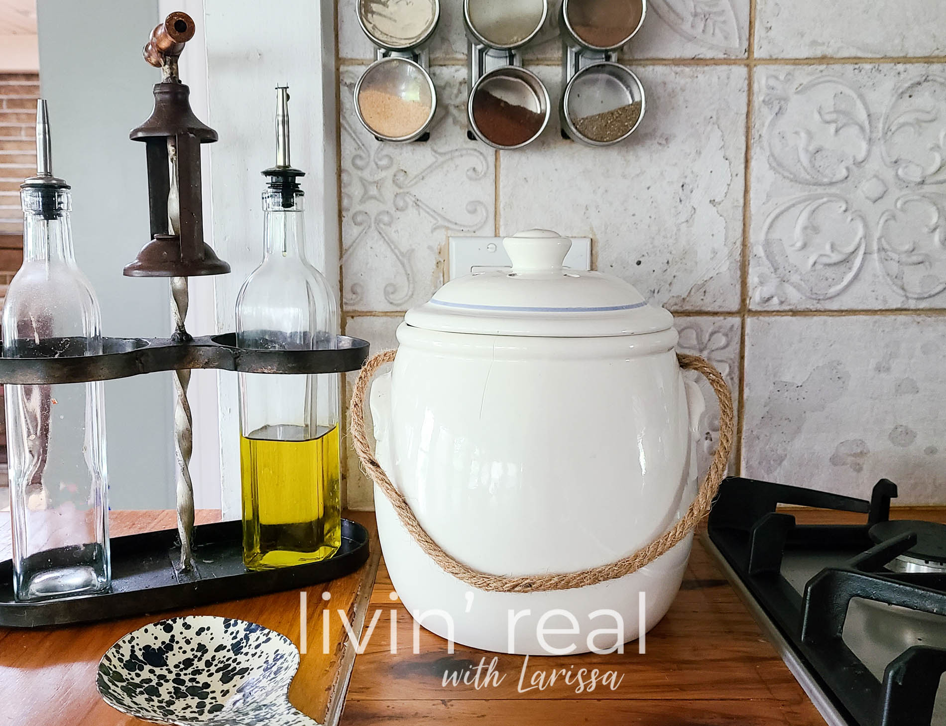 Featured DIY Compost Crock Tutorial from an Upcycled Cookie Jar by Livin' Real with Larissa | livinrealwithlarissa.com #livinrealwithlarissa