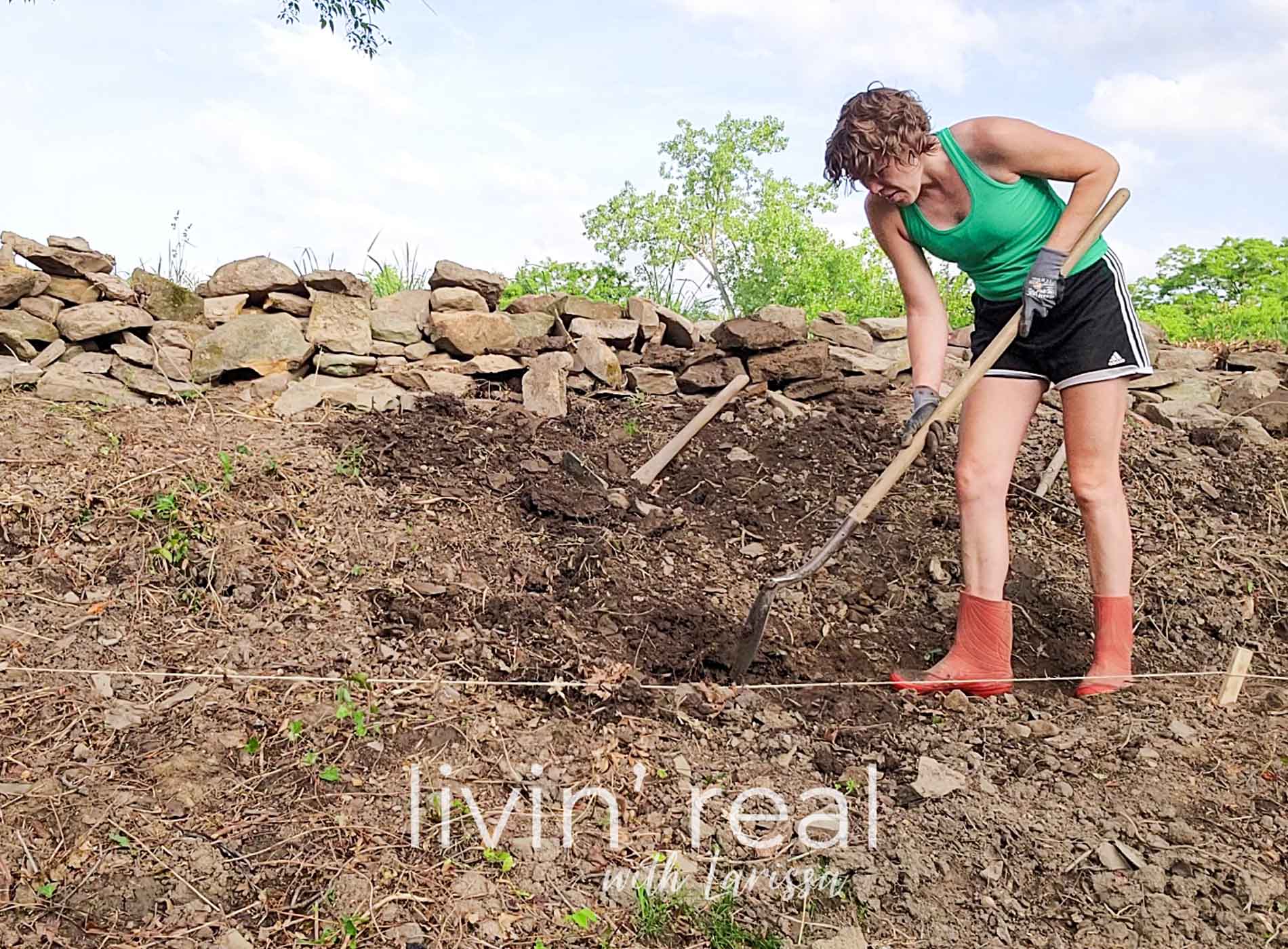 Featured DIY Retaining Wall by Livin' Real with Larissa | livinrealwithlarissa.com #livinrealwithlarissa